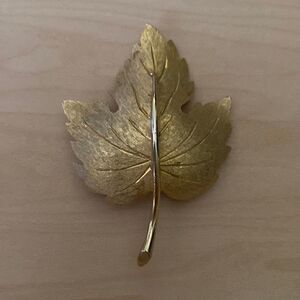 Vintage Jewelry Gold Leaf Brooch